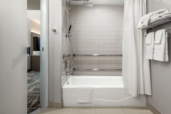 Combined shower/tub, rainfall showerhead, designer toiletries at The Westin San Diego Bayview