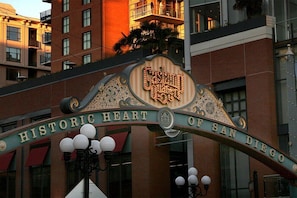 Señal del Corazón Histórico de San Diego, con diseño ornamental e iluminación en las letras.