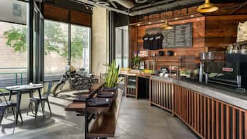 Se sirven desayunos, comidas y cocina americana con mesas al aire libre