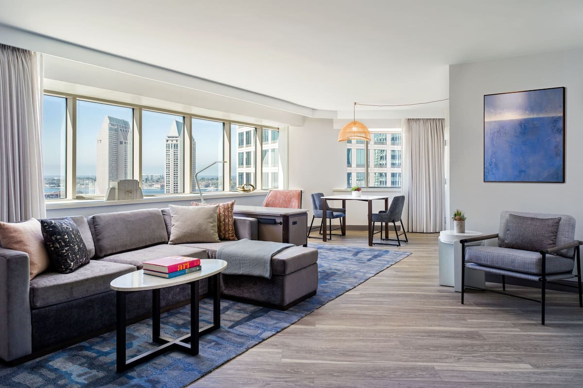 Luxury Suite, 1 King Bed with Sofa bed, Bay View | Living area