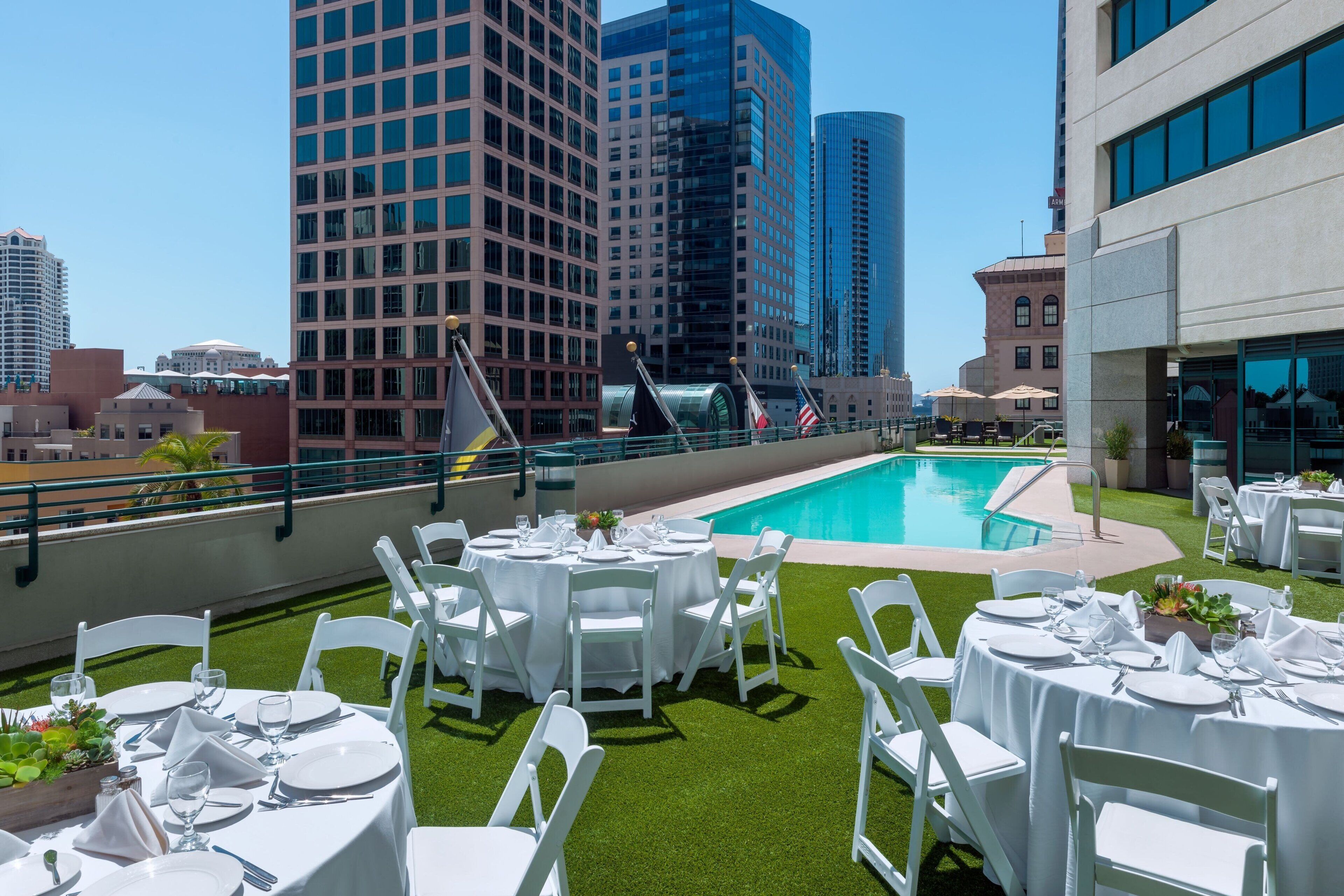Piscine extérieure, parasols de plage