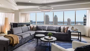 Presidential-Suite, Mehrere Betten | Wohnzimmer | 55-Zoll-Fernseher mit Kabelempfang, Pay-TV