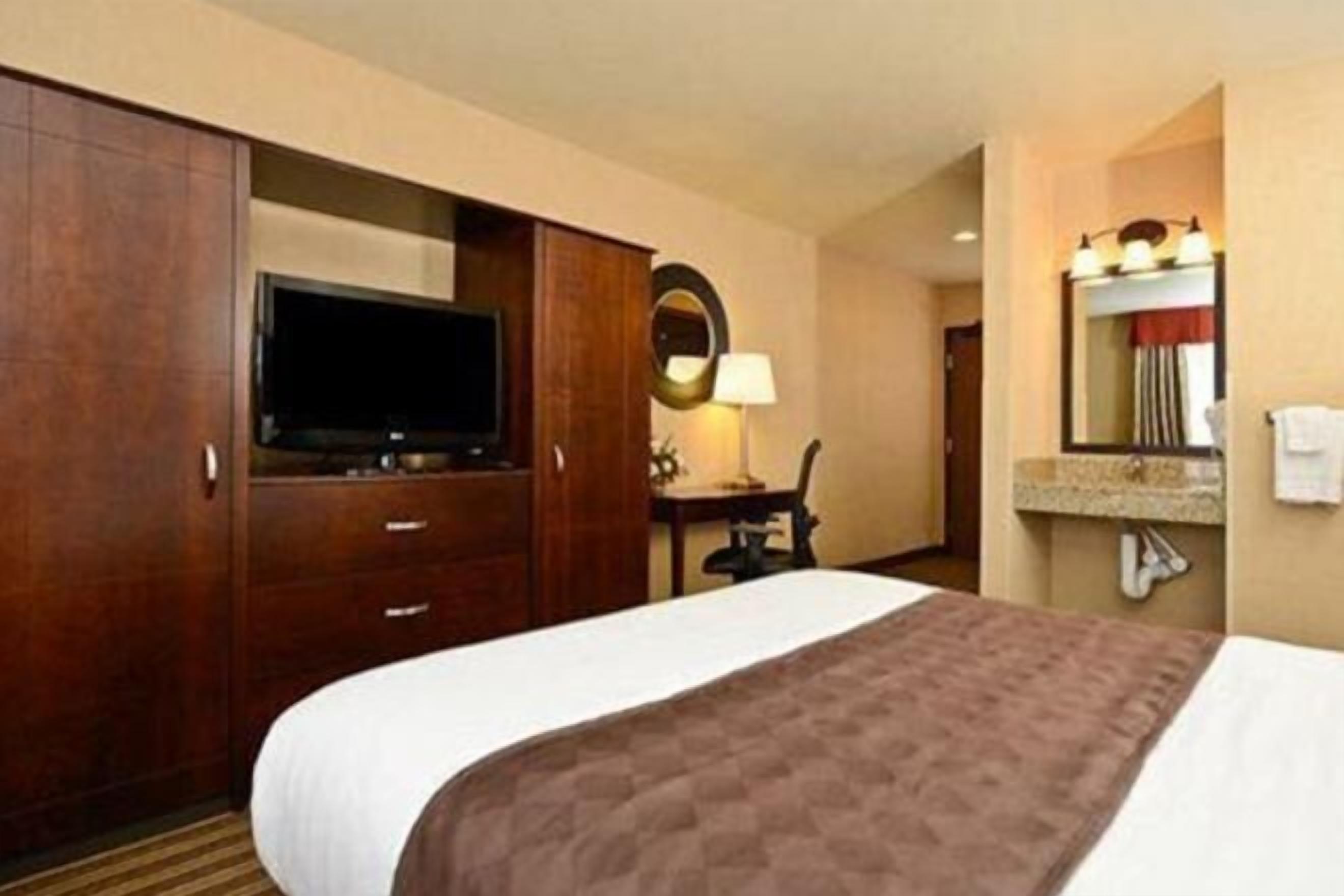 房內夾萬、書桌、遮光窗簾/窗簾、熨斗/熨衫板