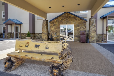 Property grounds. Yellowstone Westgate Hotel
