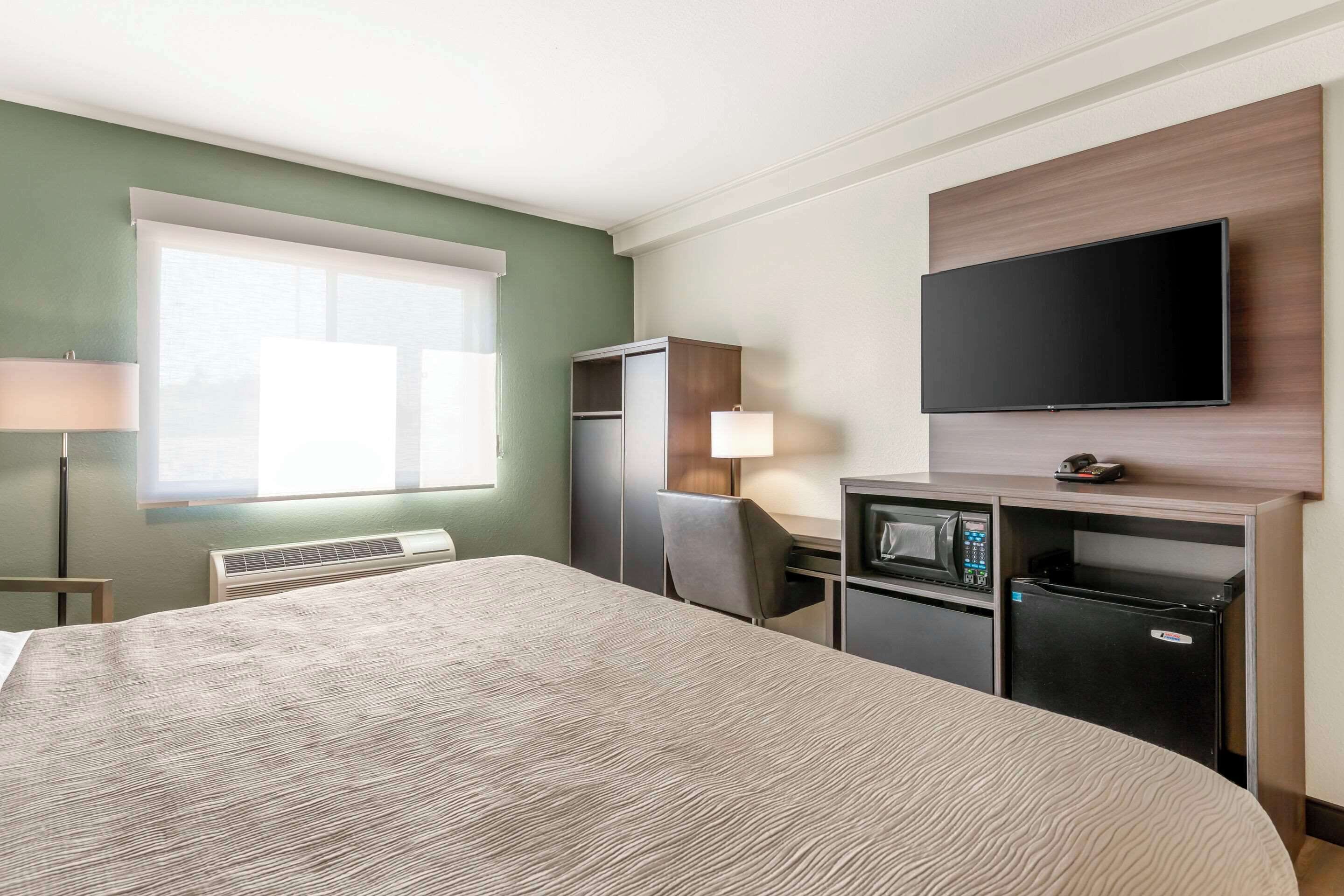 standard room, 1 king bed, non smoking | pillow-top beds, in-room safe, desk, blackout curtains