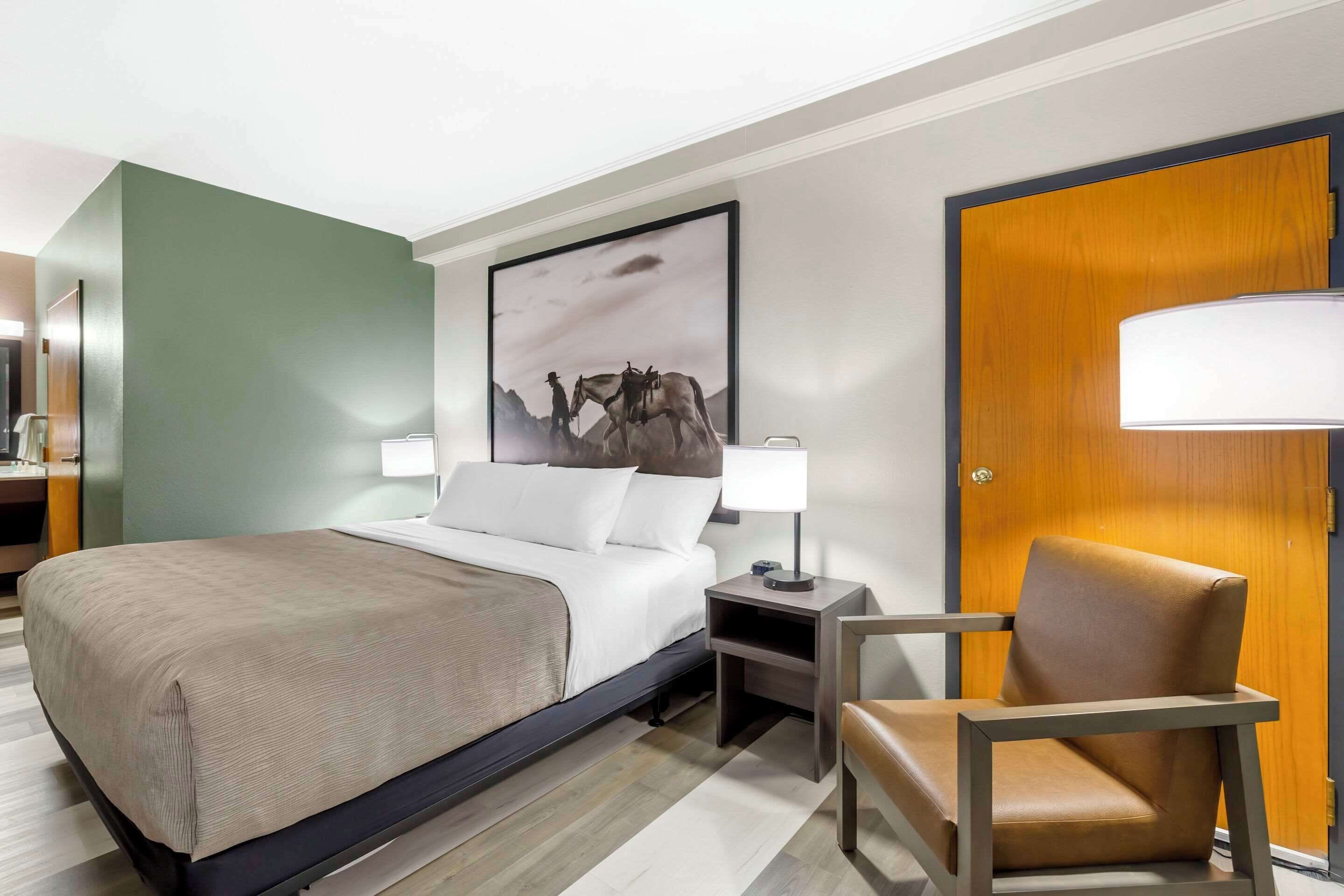 room, 1 king bed, accessible, non smoking | pillow-top beds, in-room safe, desk, blackout curtains