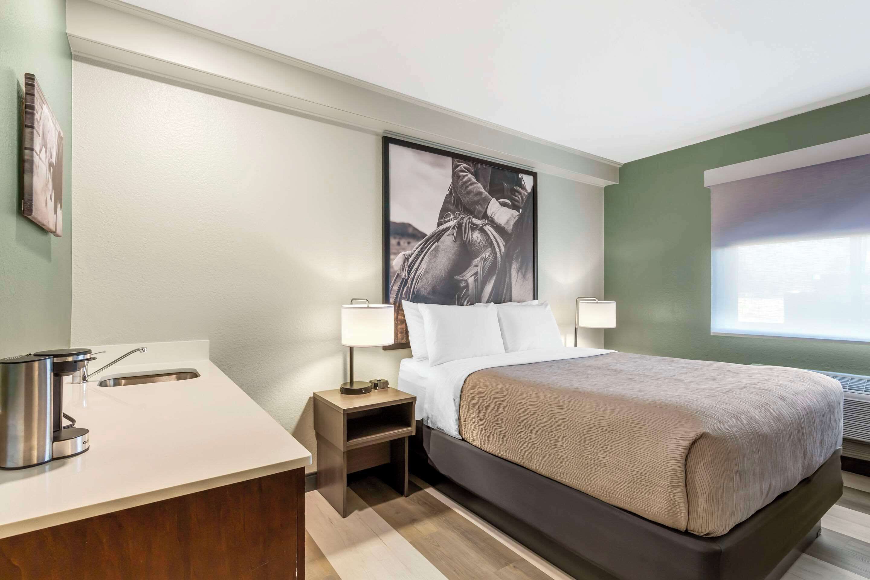 room, 1 queen bed, non smoking | pillow-top beds, in-room safe, desk, blackout curtains