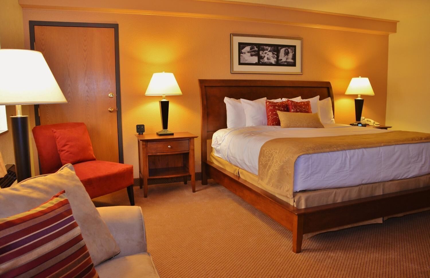 Colchones con pillow-top y caja de seguridad en la habitación 