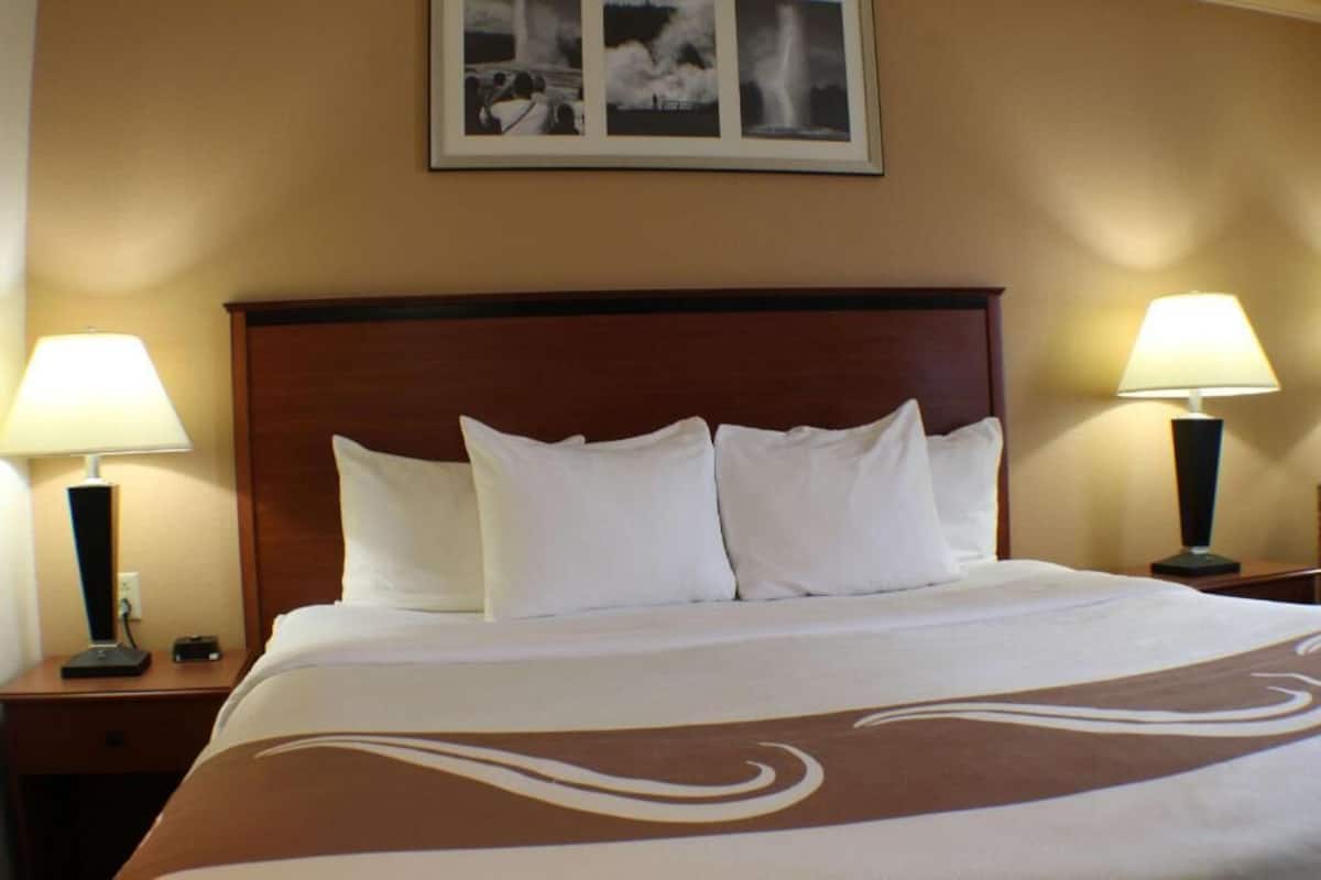 Pillowtop beds, in-room safe, desk, blackout drapes