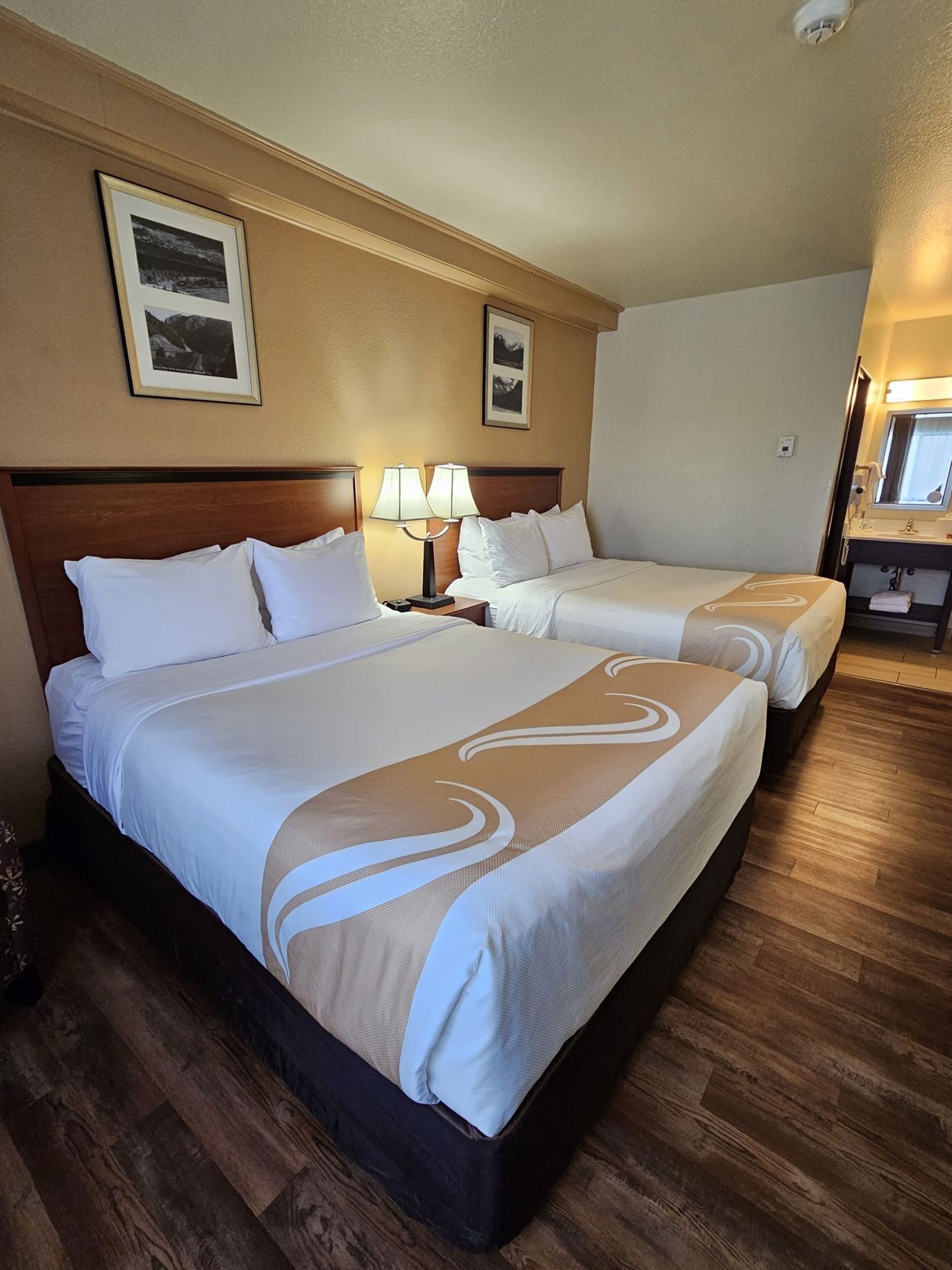 Colchones con pillow-top y caja de seguridad en la habitación 