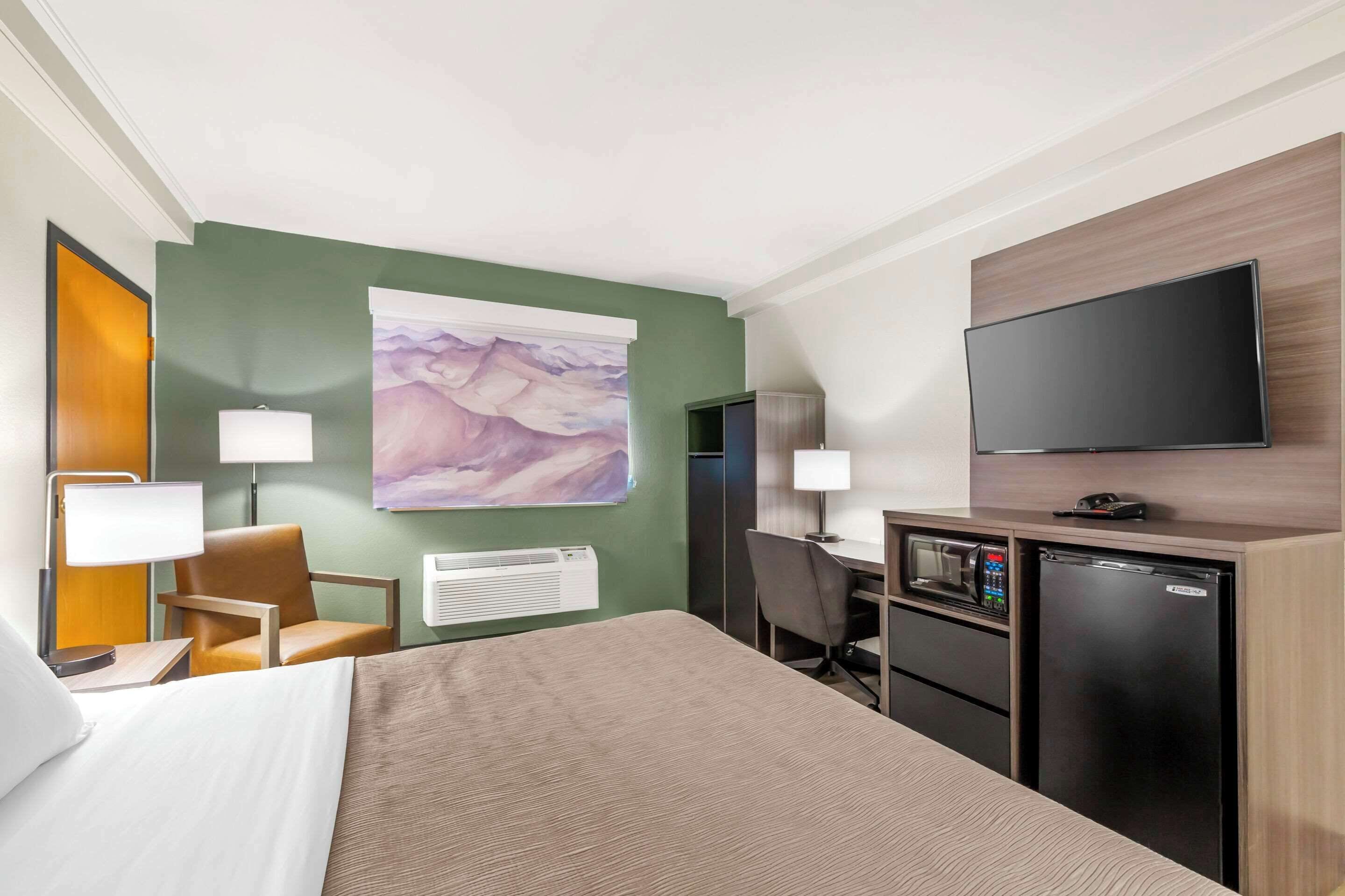 room, 1 king bed, accessible, non smoking | pillow-top beds, in-room safe, desk, blackout curtains