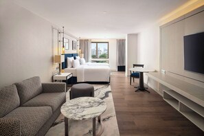 Junior Suite | 客房內保險箱、書桌、遮光布/窗簾、熨斗/熨衣板