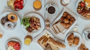 Ein Frühstücksbuffet mit verschiedenen Speisen und Getränken.