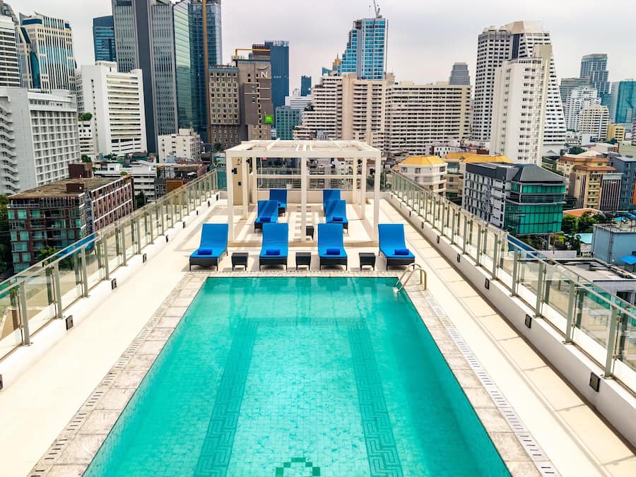 Una piscina al aire libre, tumbonas