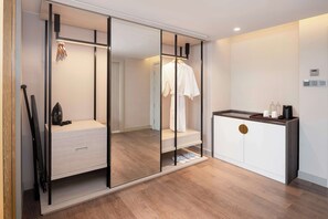 Deluxe kamer | Een kluis op de kamer, verduisterende gordijnen