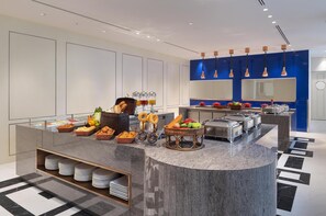 2 restaurants servant le petit déjeuner, le déjeuner et le dîner