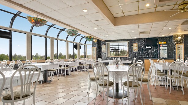 Breakfast, lunch and dinner served - Oh St Joseph Resort Hotel (Pleasantville)