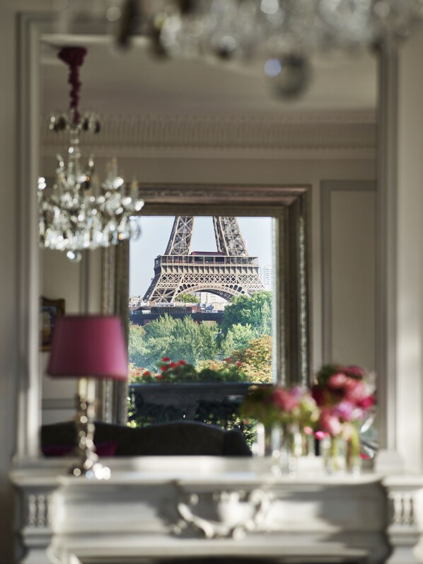 Interior detail - Hôtel Plaza Athénée - Dorchester Collection (Paris)