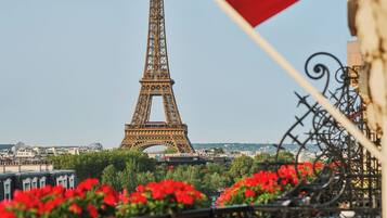 Suite Prestige Vue Avenue Montaigne avec Balcon | Vue de la chambre