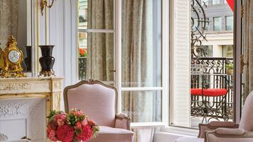 Suite Prestige Vue Avenue Montaigne avec Balcon | Sengetøy av topp kvalitet, senger med overmadrass og minibar