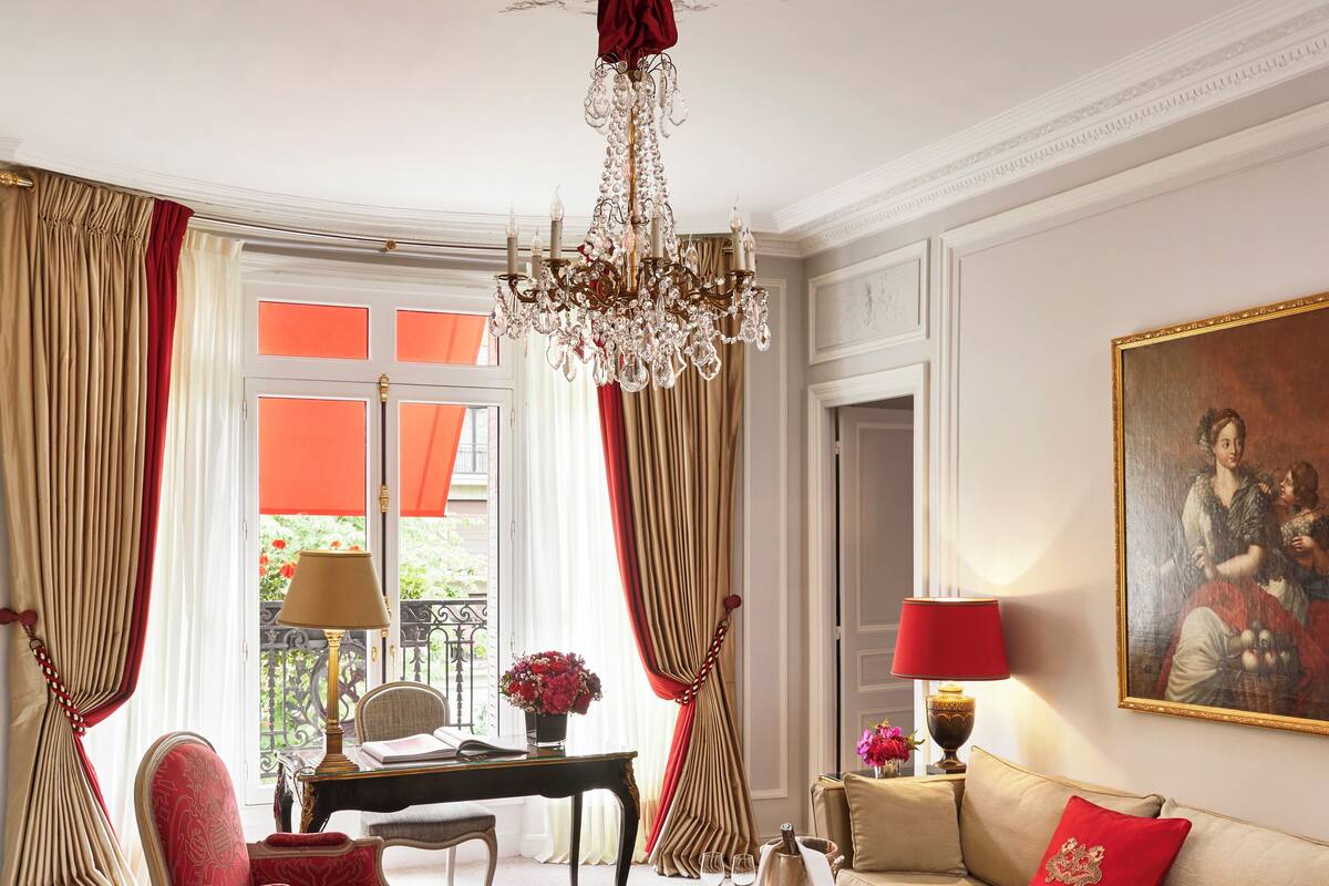 Suite Deluxe - Vue Montaigne | Luxe beddengoed, pillowtop-bedden, een minibar, een kluis op de kamer