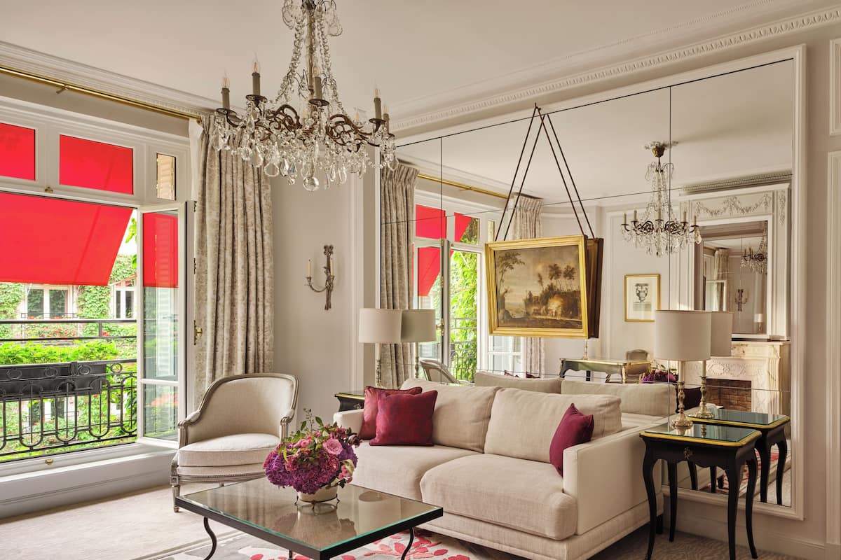 Deluxe suite | Luxe beddengoed, pillowtop-bedden, een minibar, een kluis op de kamer