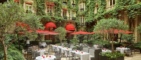 5 restaurantes; se sirven almuerzos, cenas y cocina francesa