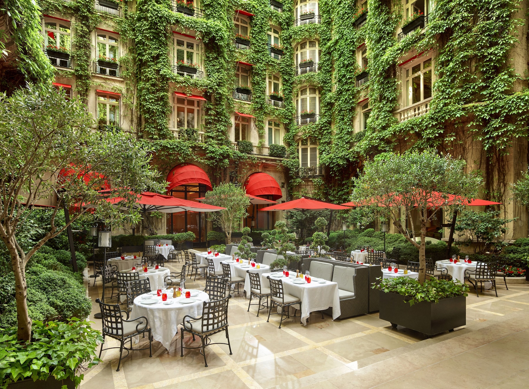 5 restaurants; lunch and dinner served