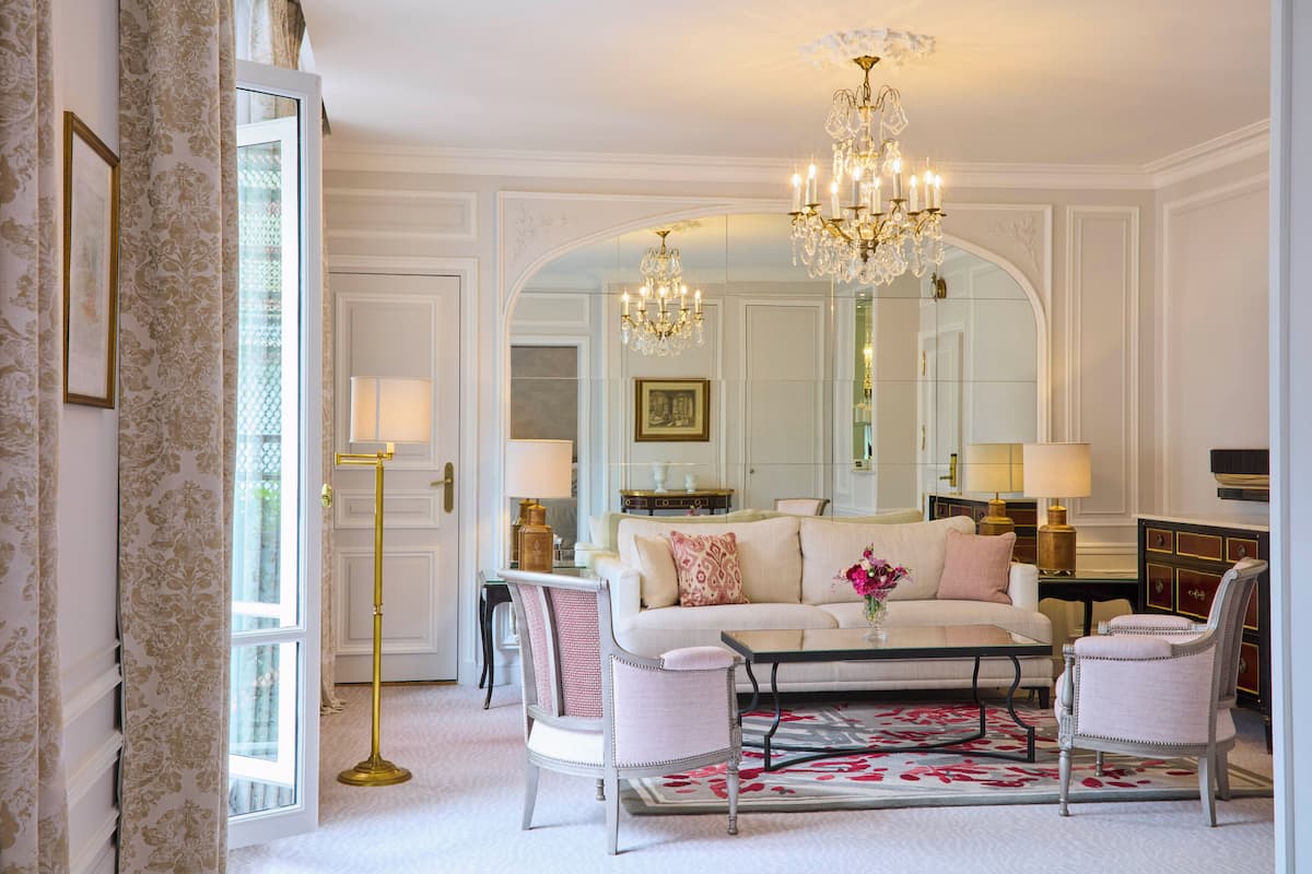 Junior Suite Deluxe | Luxe beddengoed, pillowtop-bedden, een minibar, een kluis op de kamer