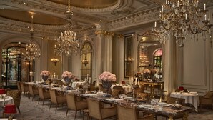 A luxurious dining room with ornate chandeliers, elegant table settings, and classic furniture. - Hôtel Plaza Athénée - Dorchester Collection (Paris)
