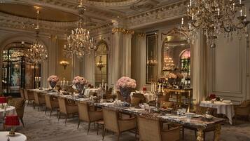 5 restaurants, lunch, dinner served; French cuisine