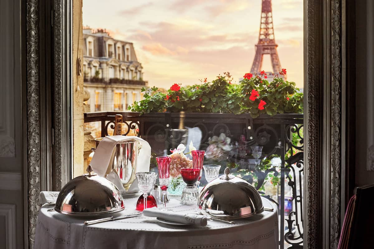 Suite Eiffel Haute Couture | Luxe beddengoed, pillowtop-bedden, een minibar, een kluis op de kamer