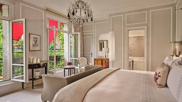 Deluxe Suite | Premium bedding, pillowtop beds, minibar, in-room safe