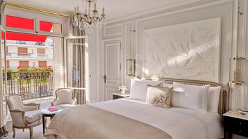 Suite Deluxe, Vue Avenue Montaigne avec Balcon | Premium bedding, pillowtop beds, minibar, in-room safe