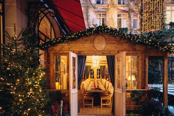 5 restaurants, breakfast, lunch, dinner served; French cuisine