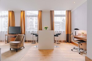 小型开间套房, 1 张特大床 | 起居区 | 平板电视