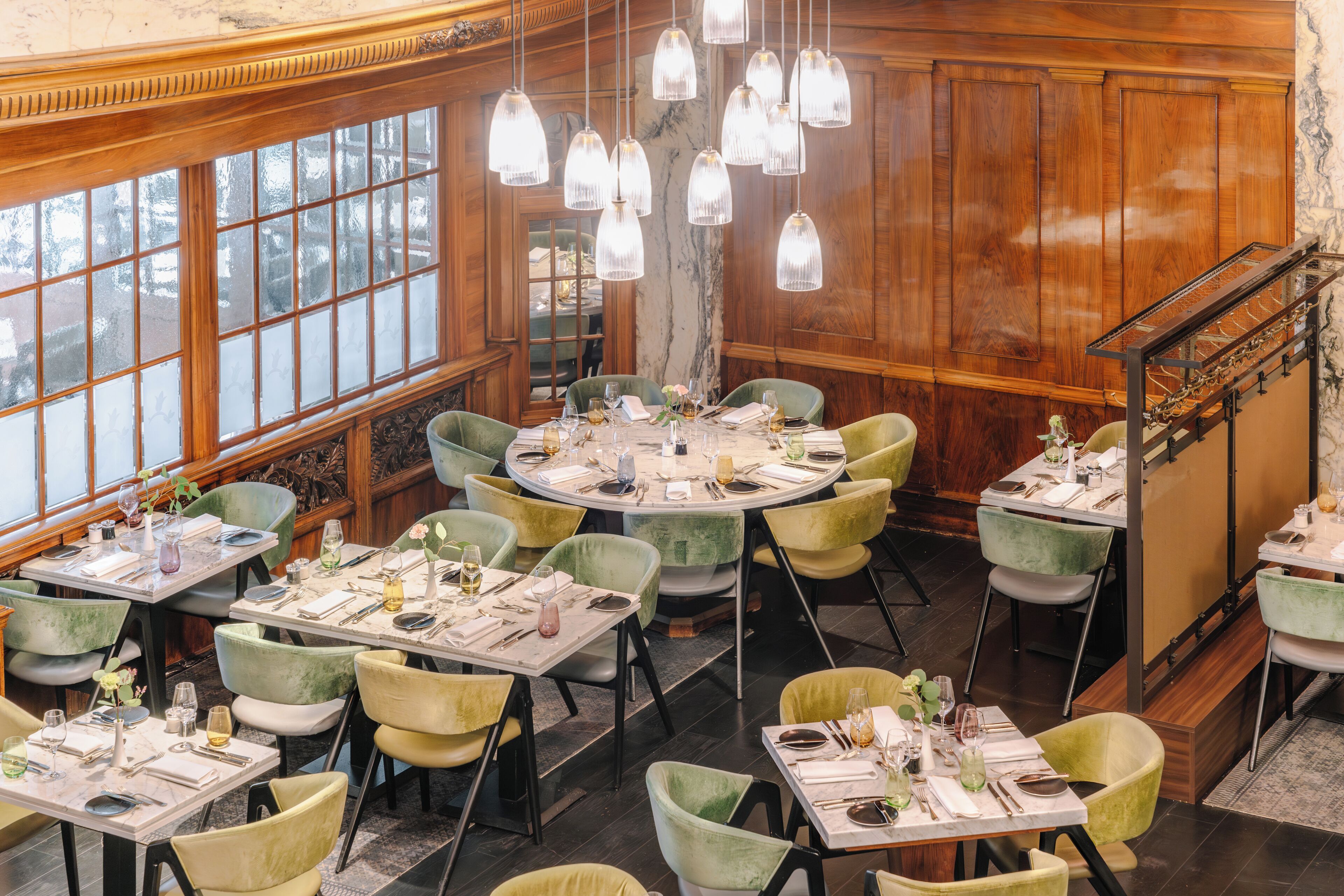 Phục vụ bữa sáng, bữa trưa, bữa tối, món ăn mang phong cách quốc tế 