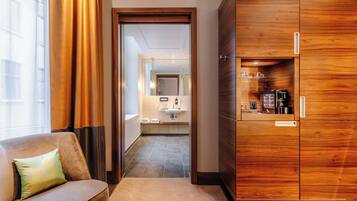 Accessible room, 1 king bed | 1 多间卧室、防过敏的被褥、泰普尔床垫、客房内保险箱