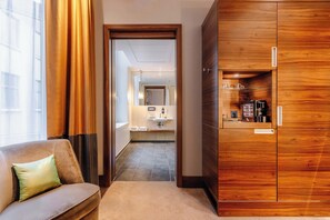 Accessible room, 1 king bed | 1 bedroom, hypo-allergenic bedding, Tempur-Pedic beds, in-room safe