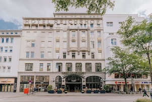 Un hotel histórico con fachada clásica, ventanas amplias y una entrada destacada.