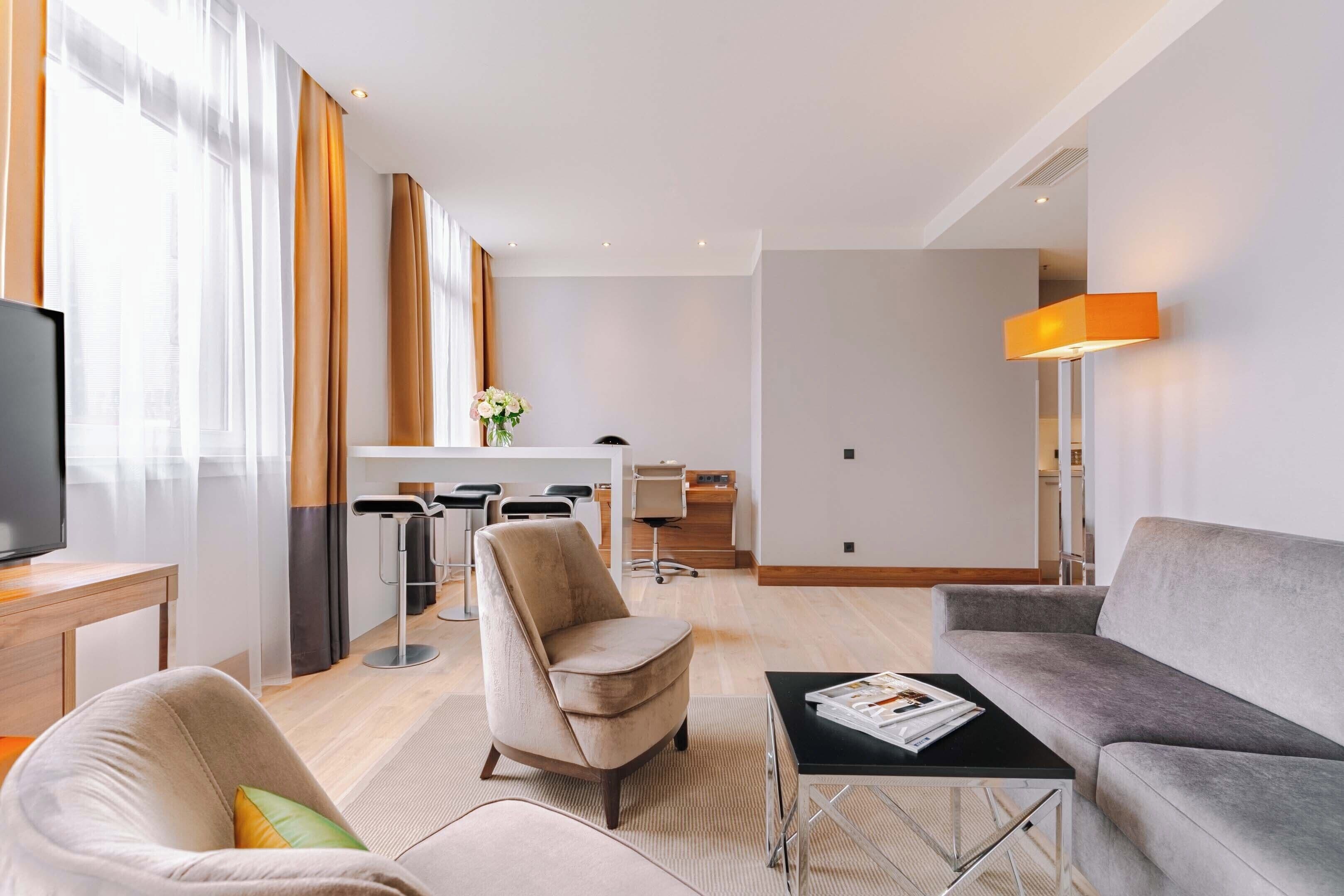 junior studio suite, 1 king bed | living area | flat-screen tv