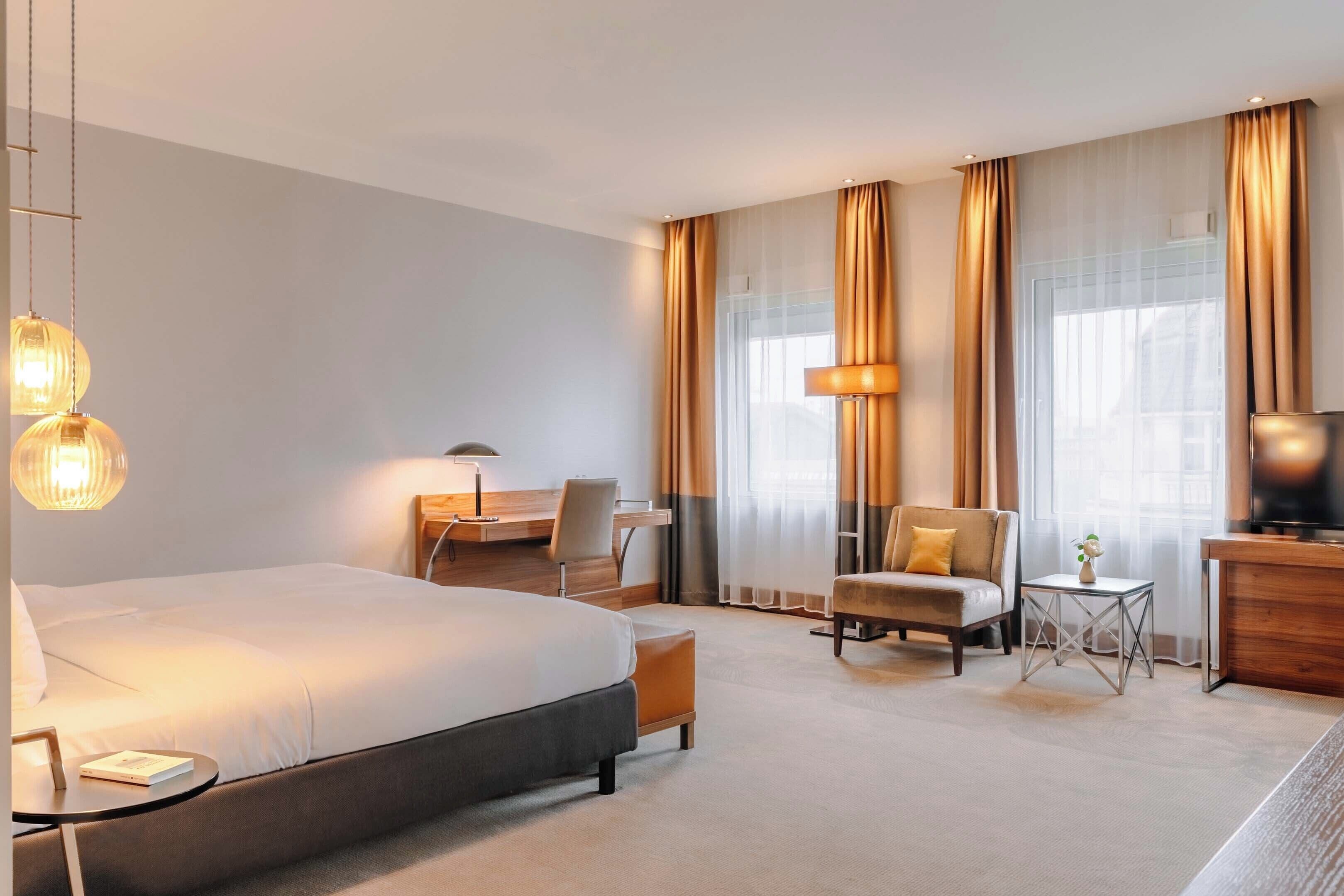 junior studio suite, 1 king bed | 1 bedroom, hypo-allergenic bedding, tempur-pedic beds, in-room safe