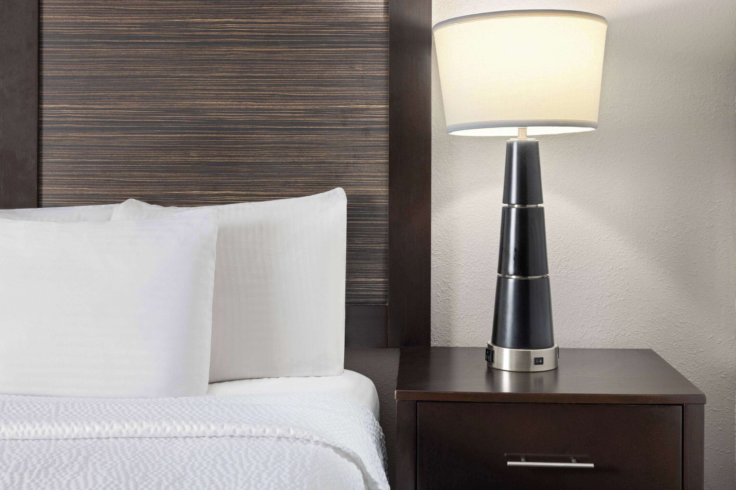 room, 1 king bed, non smoking | pillow-top beds, desk, laptop workspace, soundproofing