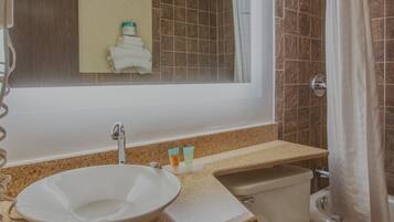 Comfort Single Room | Bathroom | Combined shower/tub, free toiletries, hair dryer, towels
