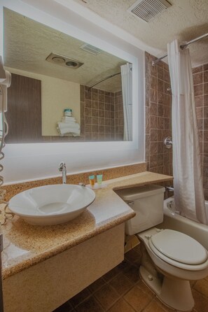 Comfort Single Room | Bathroom | Combined shower/bathtub, free toiletries, hair dryer, towels