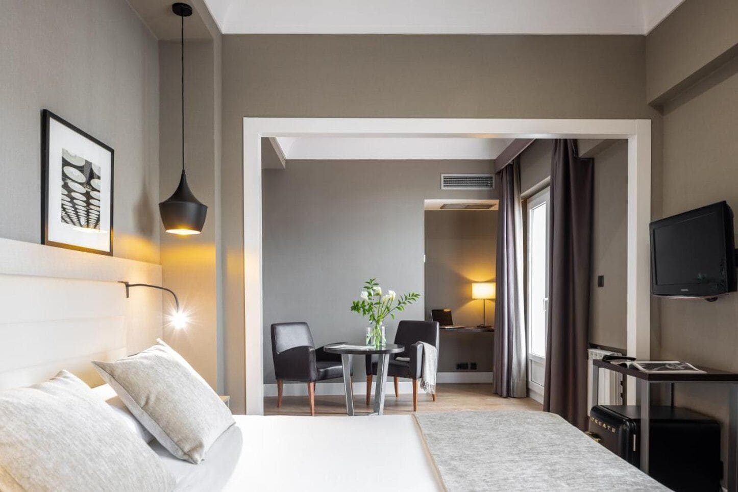 Een minibar, een kluis op de kamer, een bureau, gratis wifi
