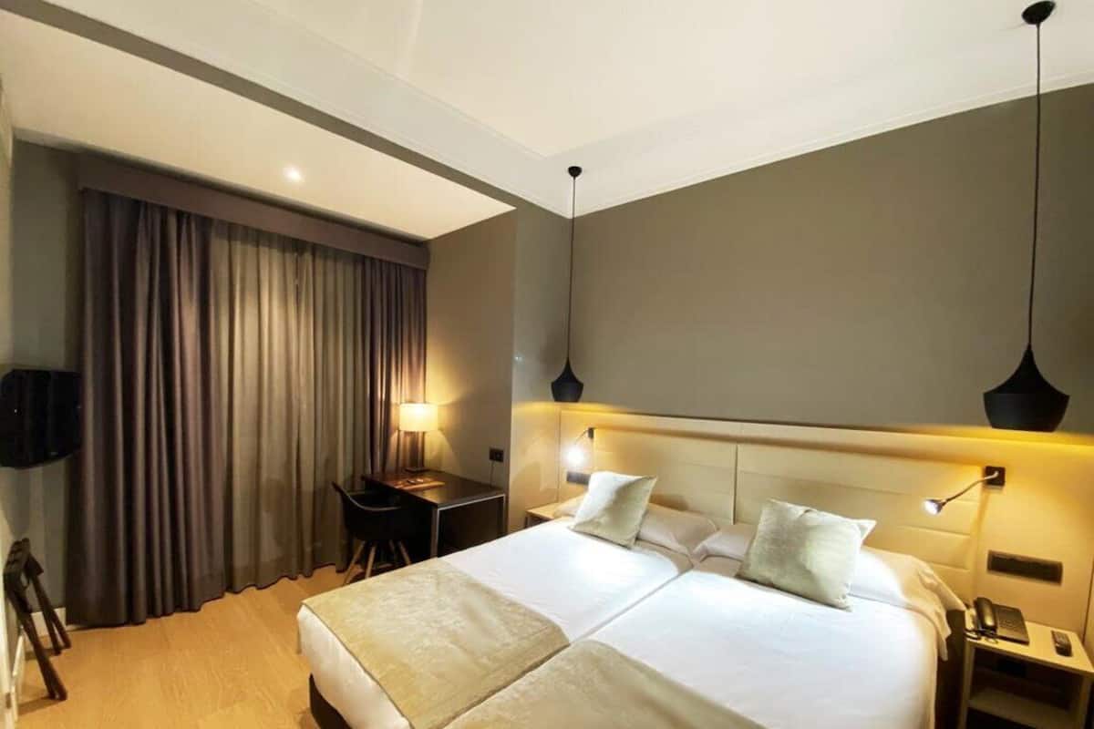 Minibar, brankas, meja kerja, dan Wi-Fi gratis