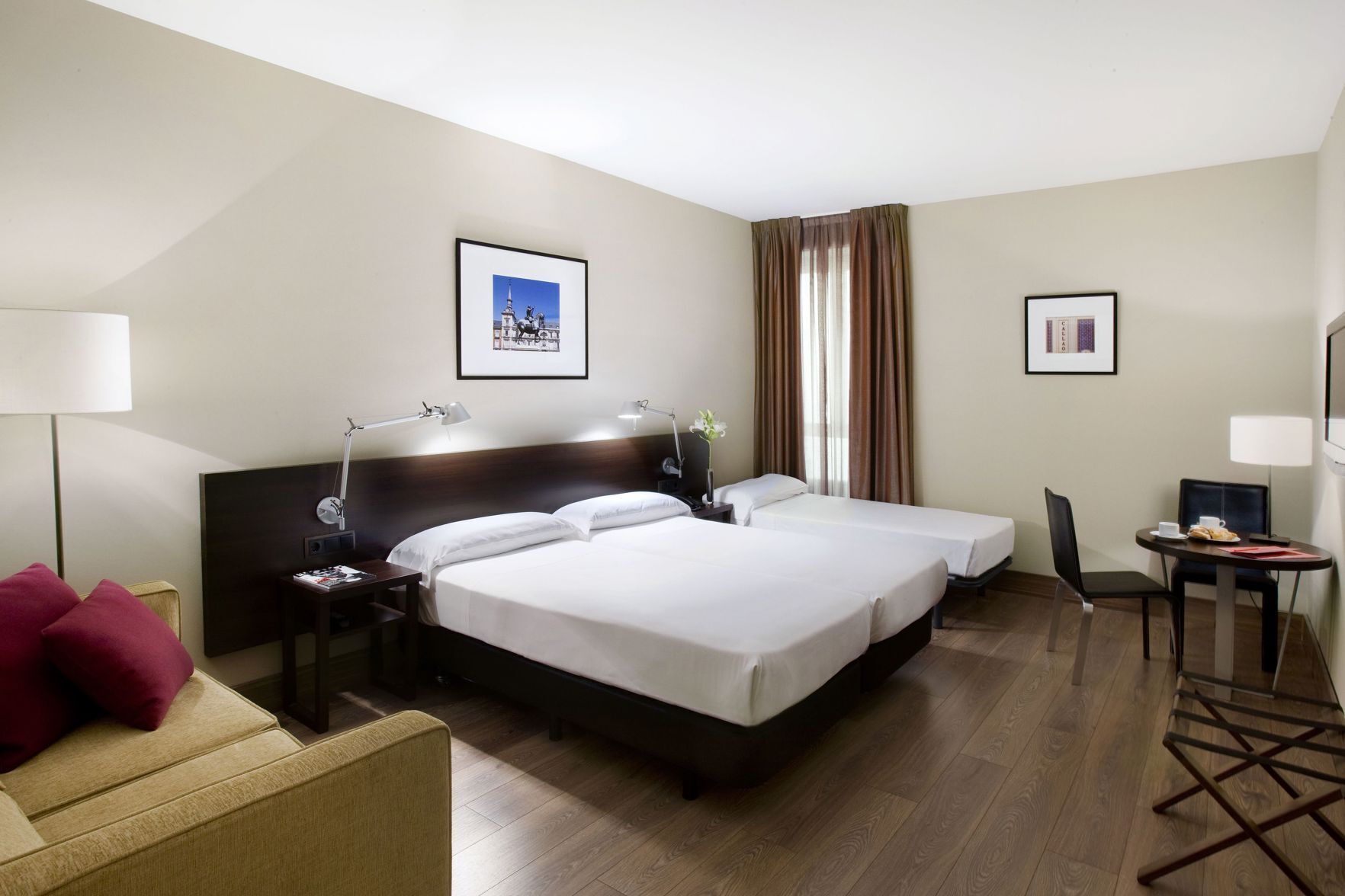 Minibar, caja fuerte, escritorio y wifi gratis