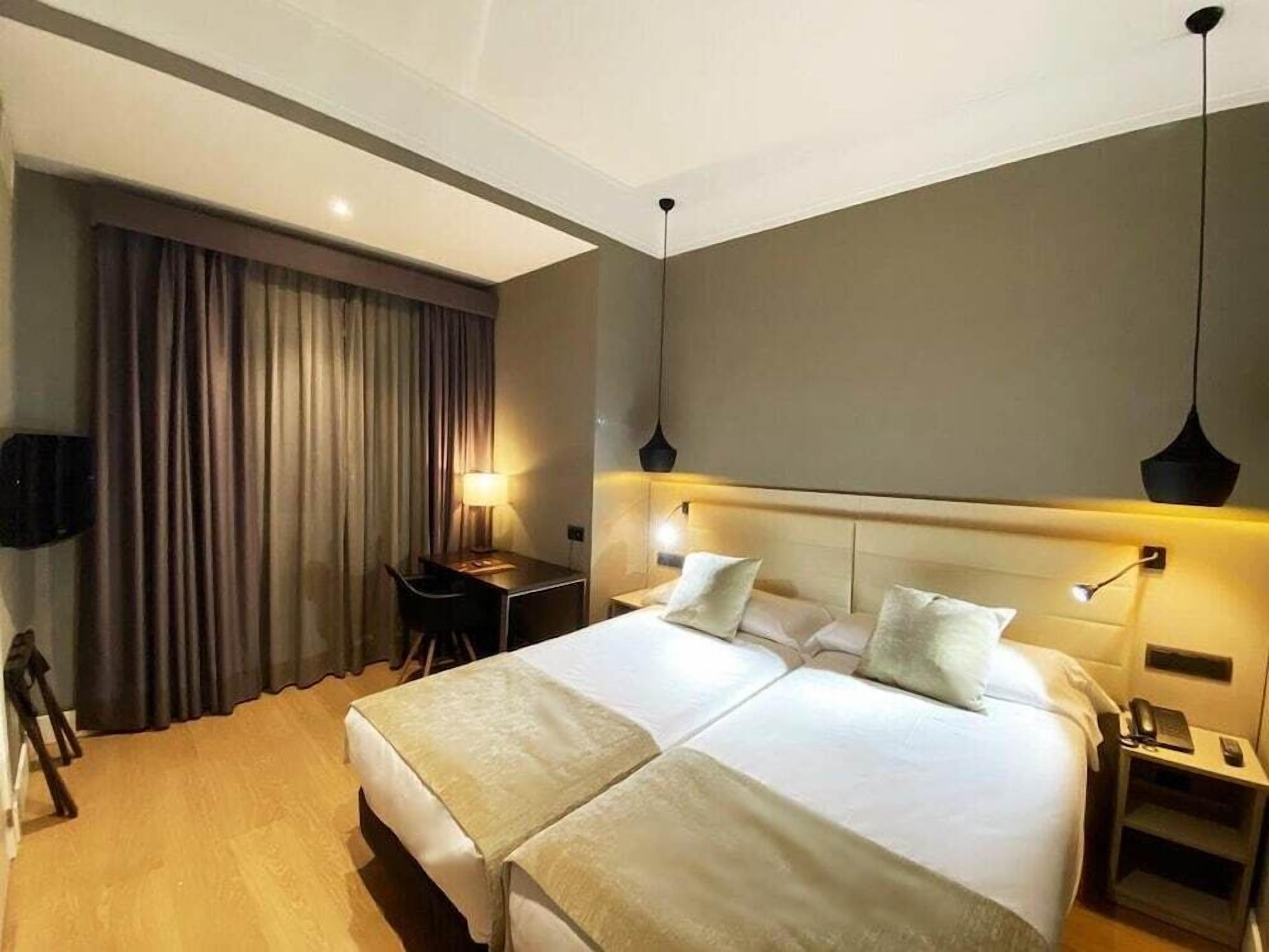 Minibar, caja fuerte, escritorio y wifi gratis