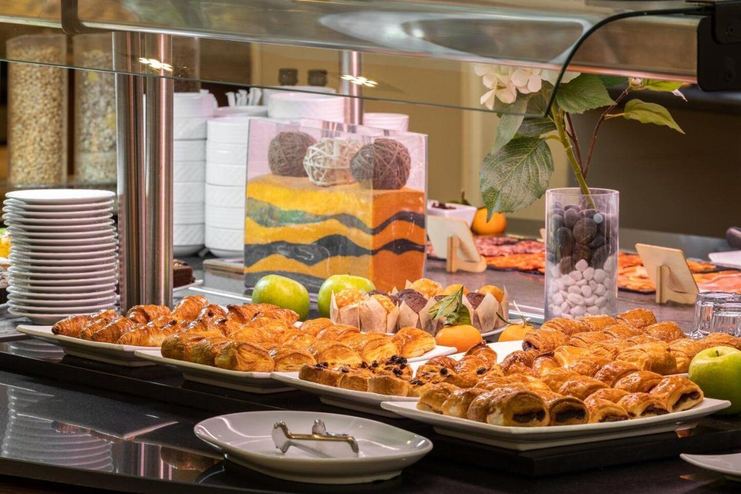 Un bufé con diversos pasteles y frutas.